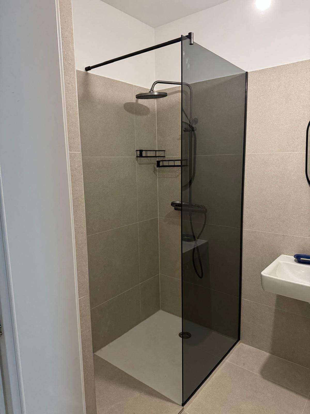 Walk-in Duschkabine mit Rauchglas, Maßanfertigung MK Glas in 1180 Wien