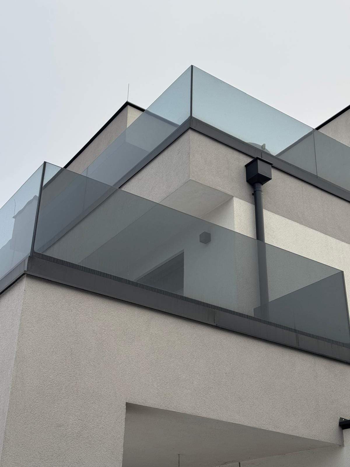 Modernes Glasgeländer aus Rauchglas auf Dachterrasse in Wien Döbling 1190 mit Blick auf die Wiener Weinberge