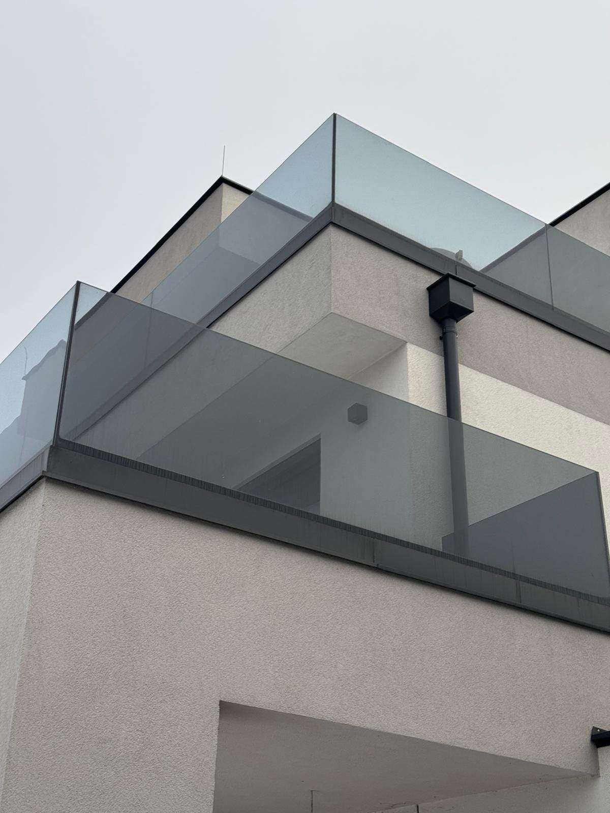 Modernes Glasgeländer aus Rauchglas, Wien Döbling 1190