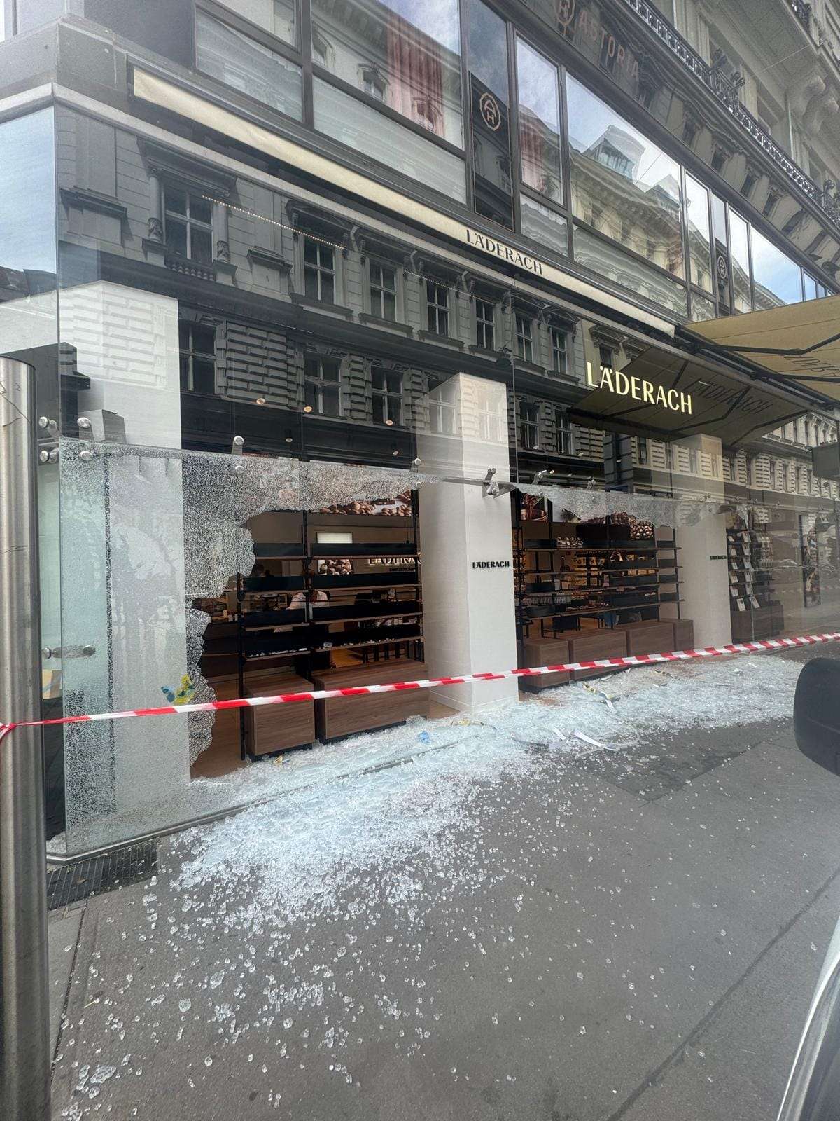 Glasreparatur in einer Wiener Geschäftsfassade durch MK Glas