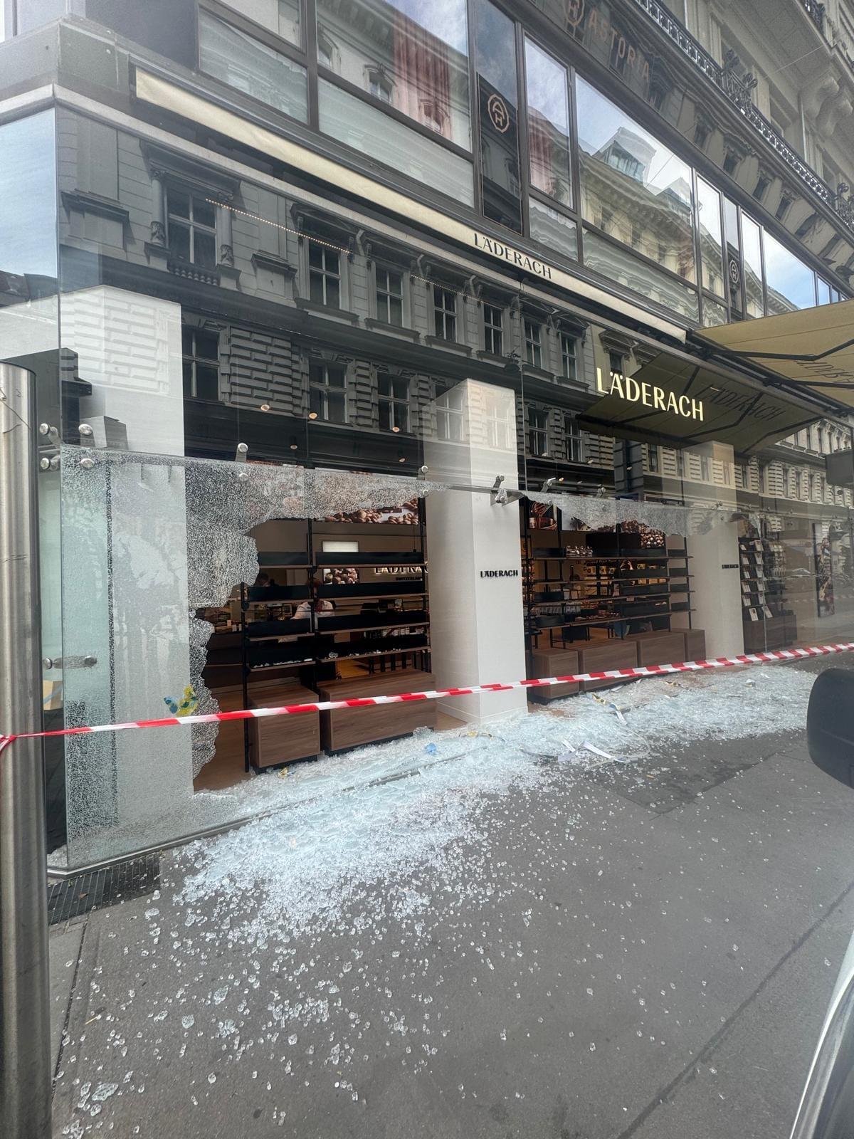 Glasreparatur in einer Wiener Geschäftsfassade durch MK Glas