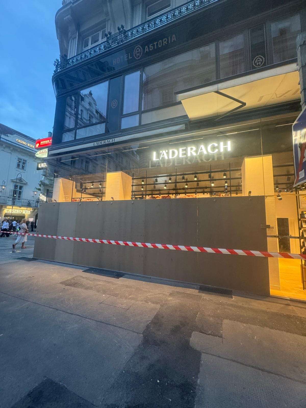 Zerbrochene Fensterscheibe in Wien, bereit für die Fenster Reparatur durch MK Glas