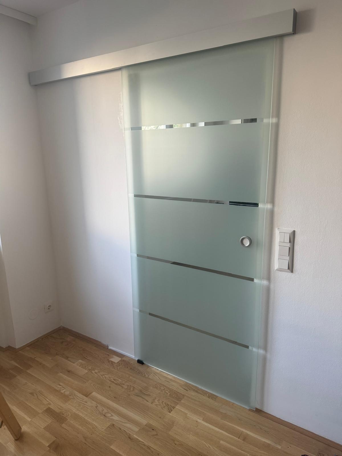 Glas-Schiebetür mit horizontalen Streifenätzungen in Wien Josefstadt 1080